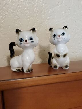 Ardco Porcelain Cat Figurines  Decorative Set